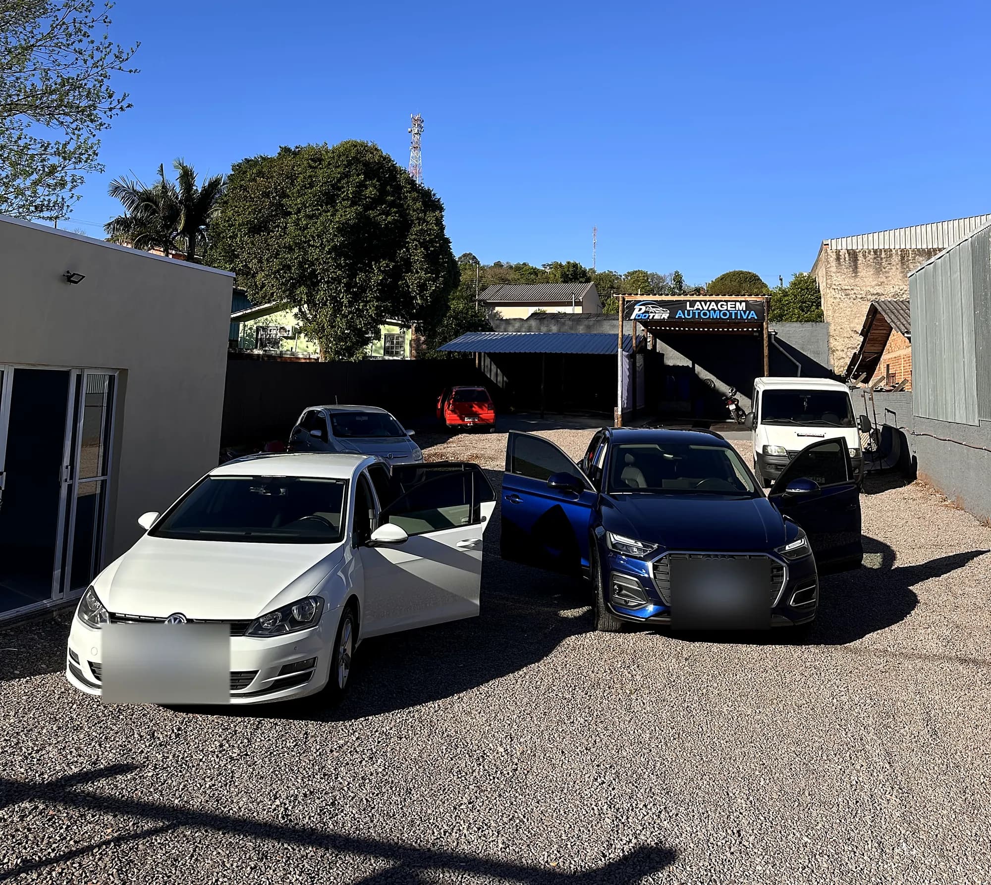 Pátio e fachada do lava-rápido Pooter no bairro Santa Lúcia em Marau-RS com carros de clientes