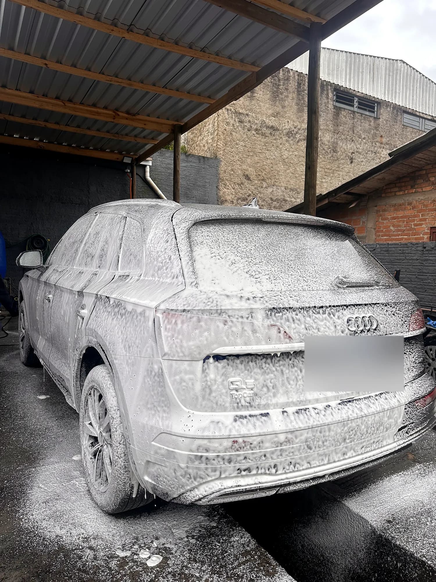 Audi coberto de espuma durante a lavagem automotiva na Pooter, Marau-RS