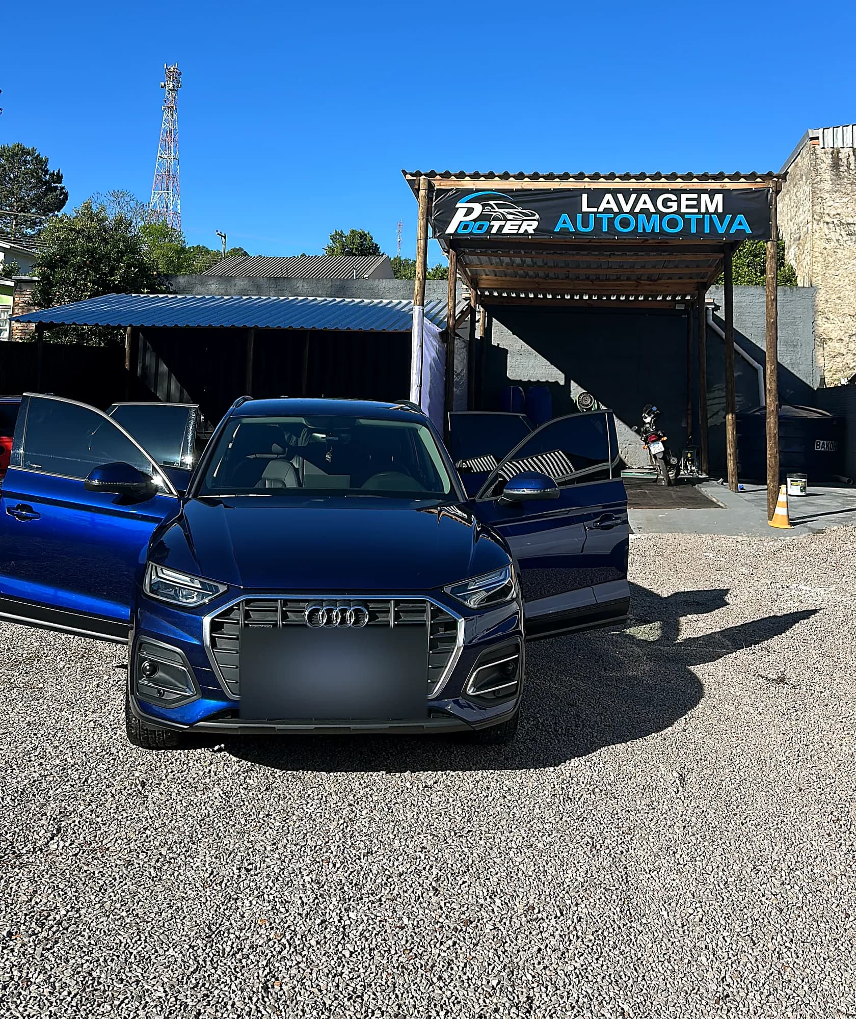 Audi Q5 azul em frente à fachada da Pooter Lavagem Automotiva, bairro Santa Lúcia, Marau-RS