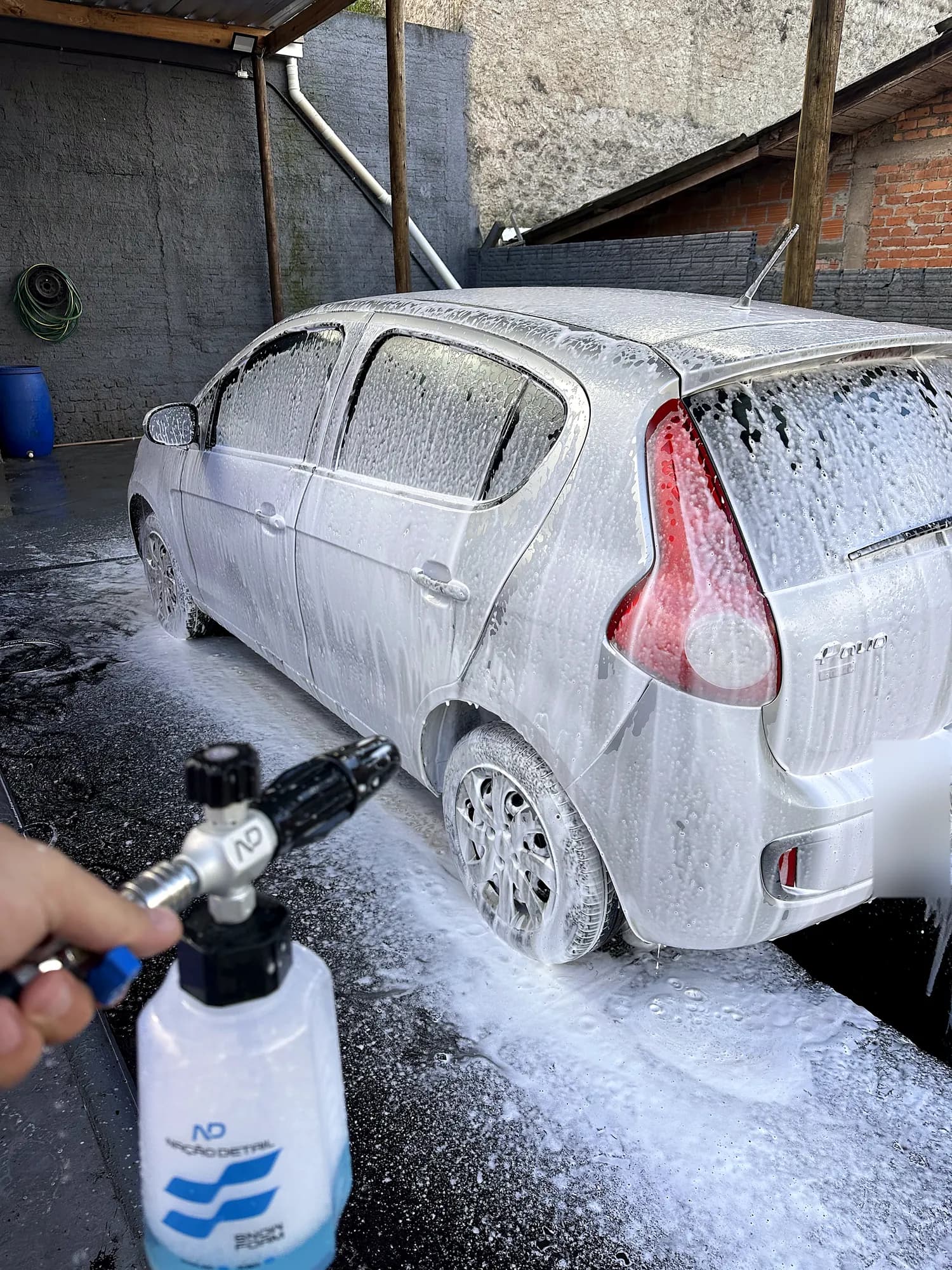 Aplicação de espuma na lavagem automotiva de um Fiat Palio em Marau-RS