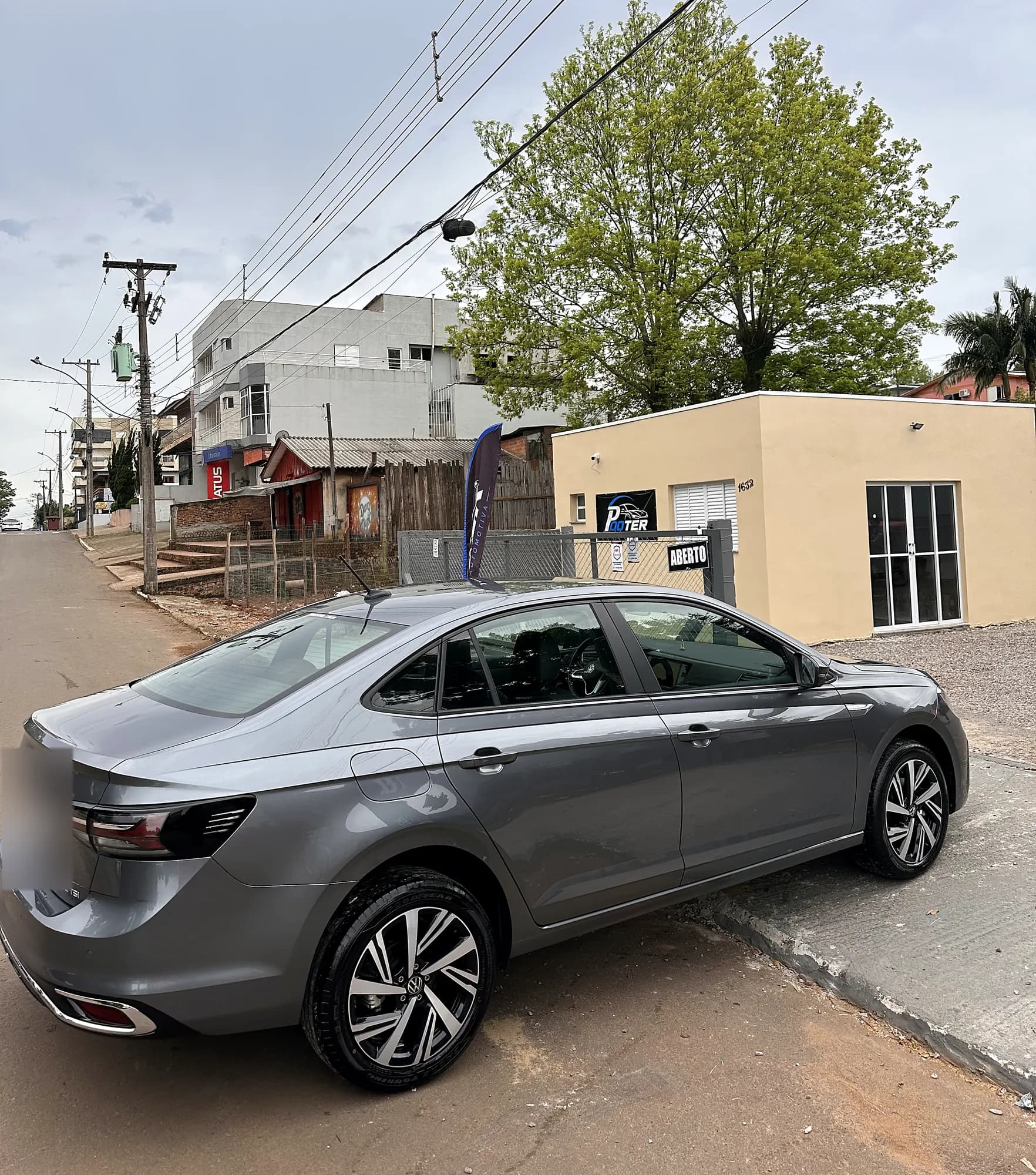 VW Virtus cinza limpo em frente à sala da Pooter Lavagem Automotiva, Marau-RS