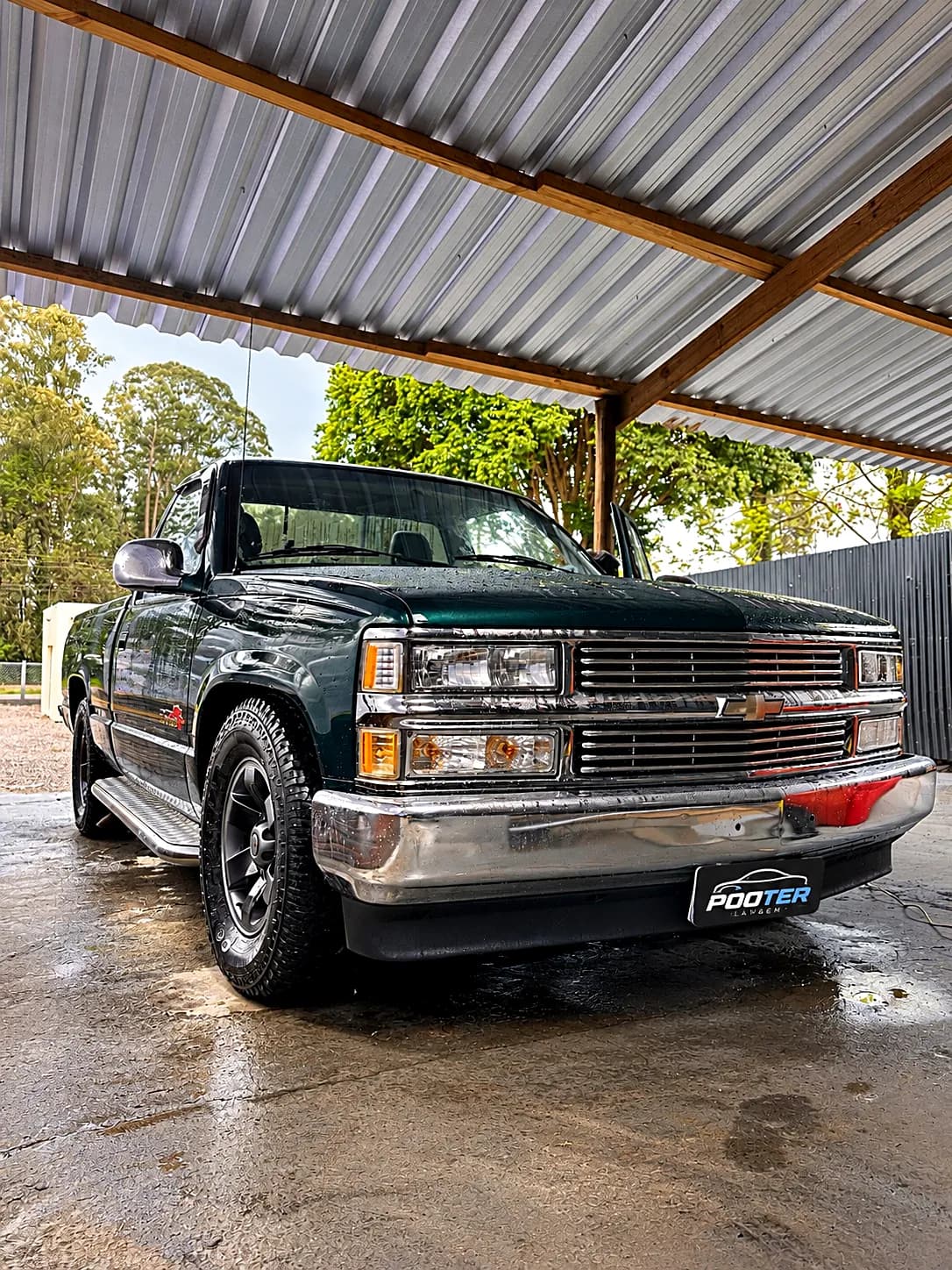 Lavagem de camionete em Marau-RS: Chevrolet Silverado verde limpa sob a cobertura da Pooter