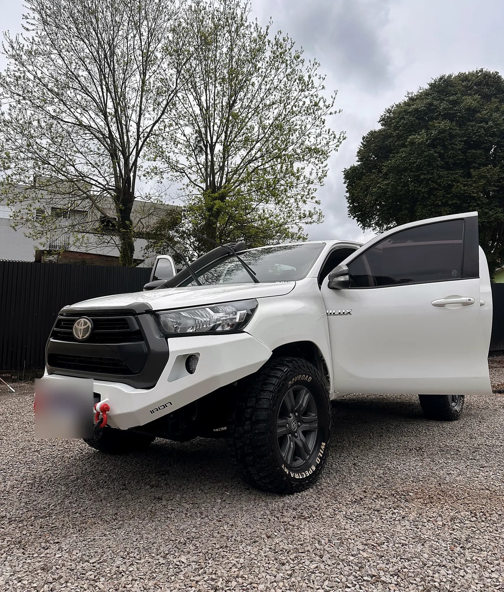 Lavagem de camionete em Marau-RS: Toyota Hilux branca limpa no pátio da Pooter