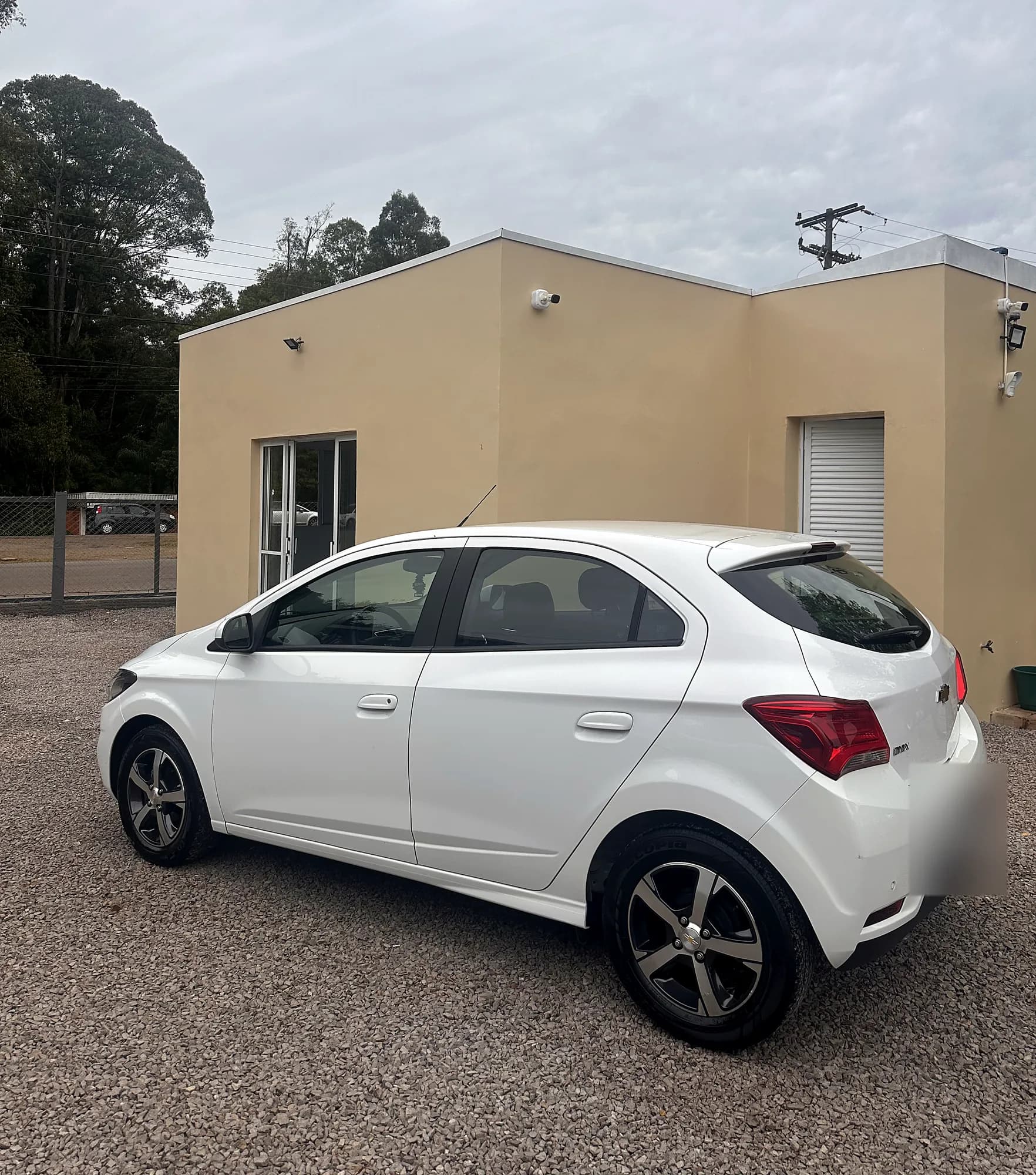 Chevrolet Onix branco após lavagem de carros na Pooter, bairro Santa Lúcia, Marau-RS