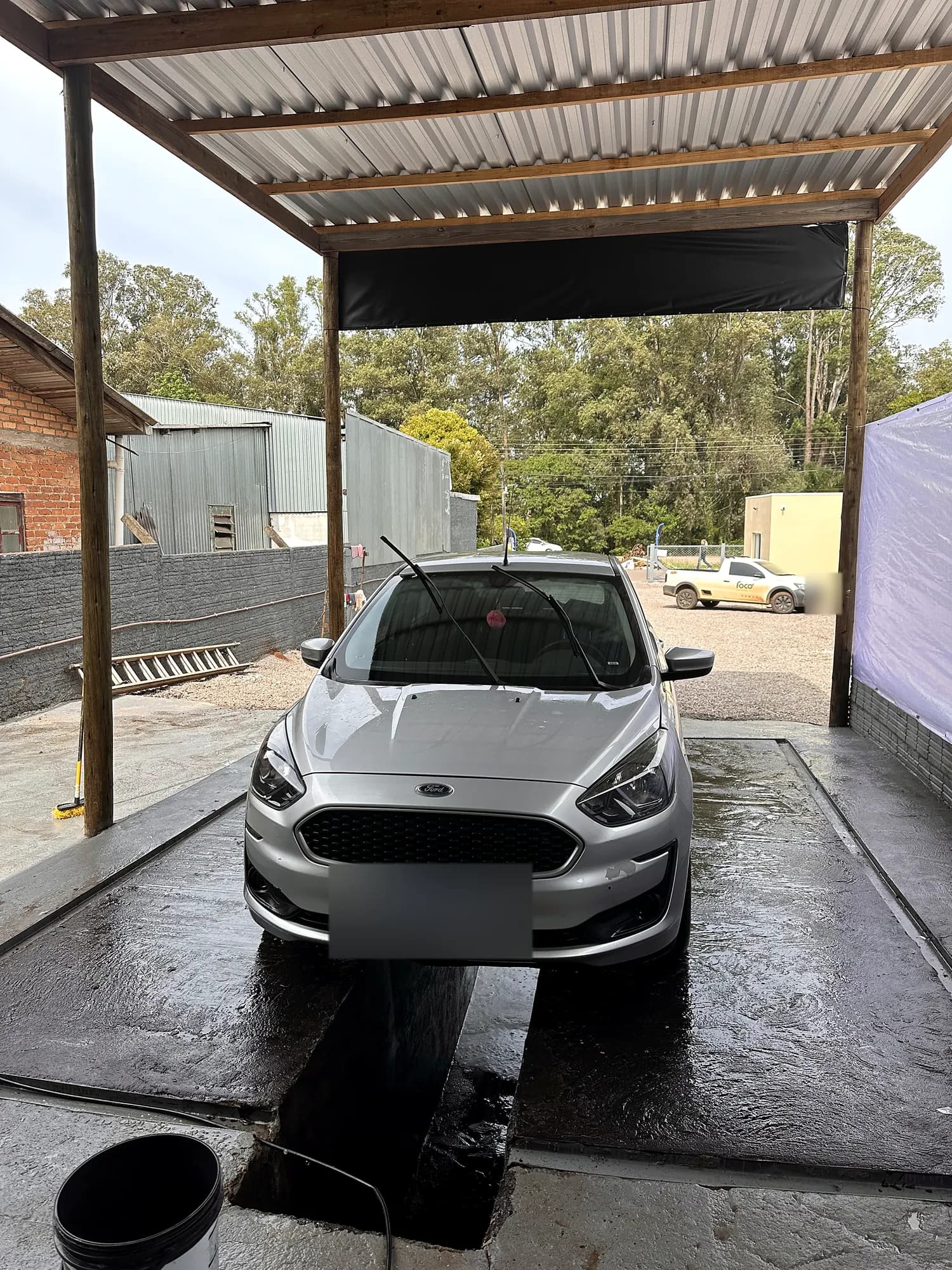 Ford Ka prata no box de lavagem de carros coberto da Pooter em Marau-RS
