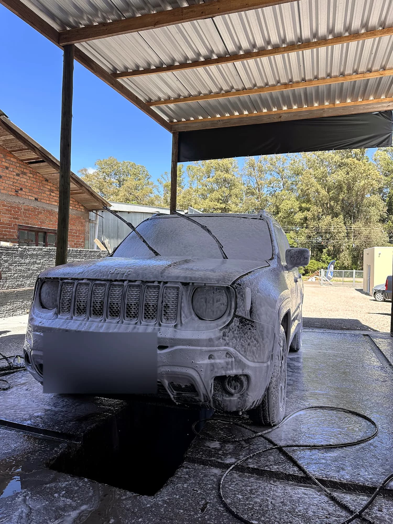 Jeep Renegade coberto de espuma no box de lavagem de carros da Pooter em Marau-RS