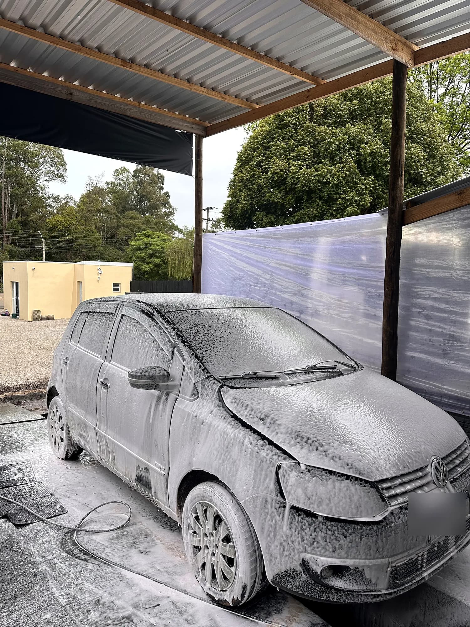 VW Fox coberto de espuma no box de lavagem da Pooter Lavagem Automotiva em Marau-RS