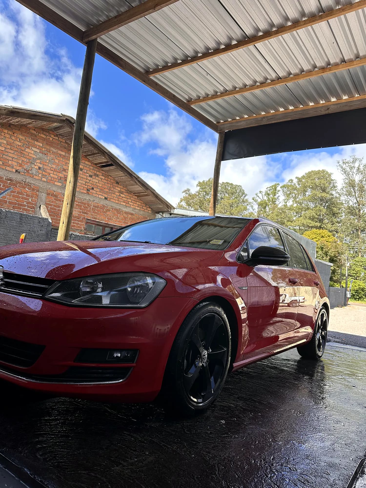 VW Golf vermelho brilhando após lavagem de carros na Pooter em Marau-RS
