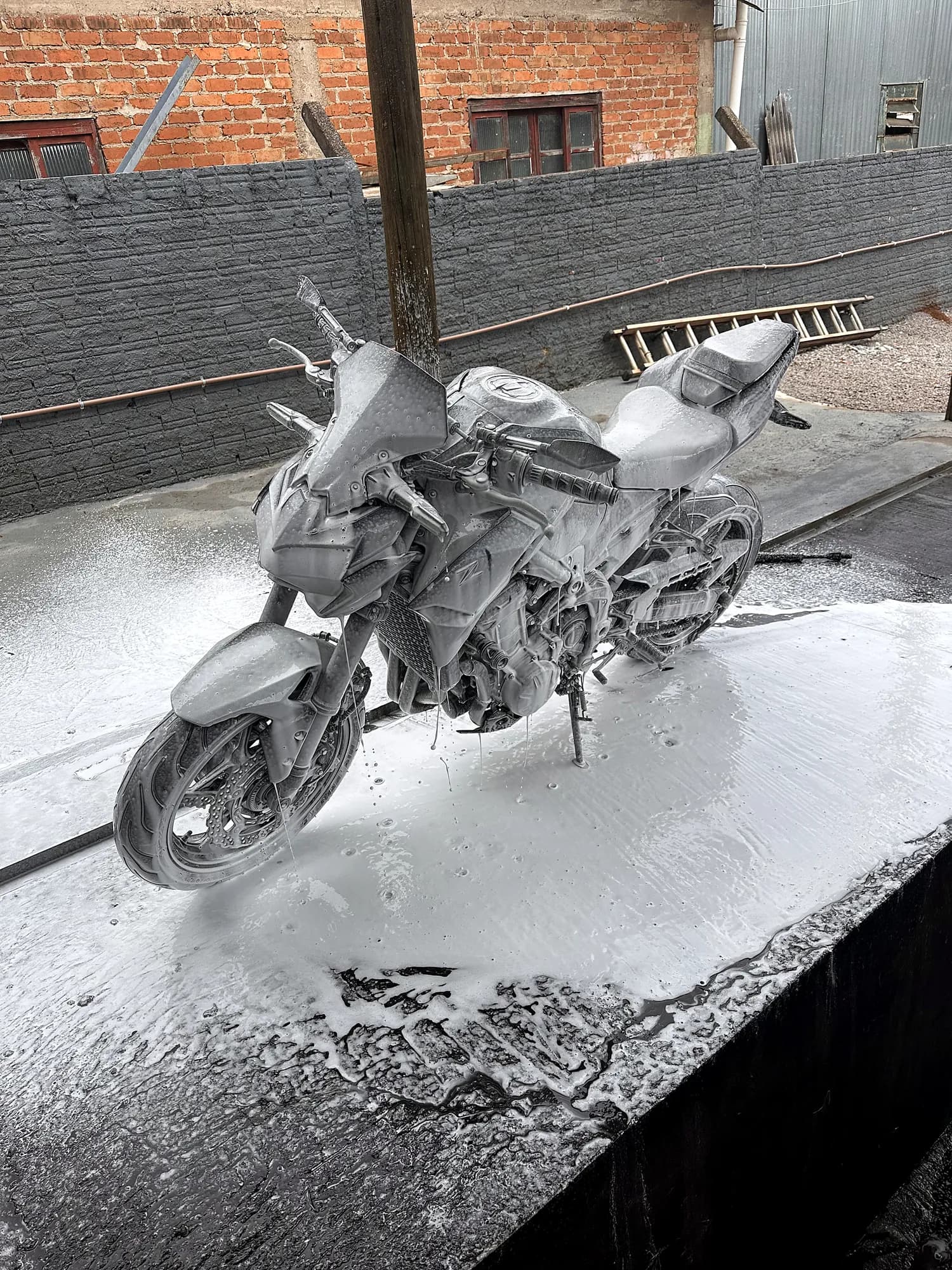 Moto coberta de espuma na lavagem de moto da Pooter em Marau-RS