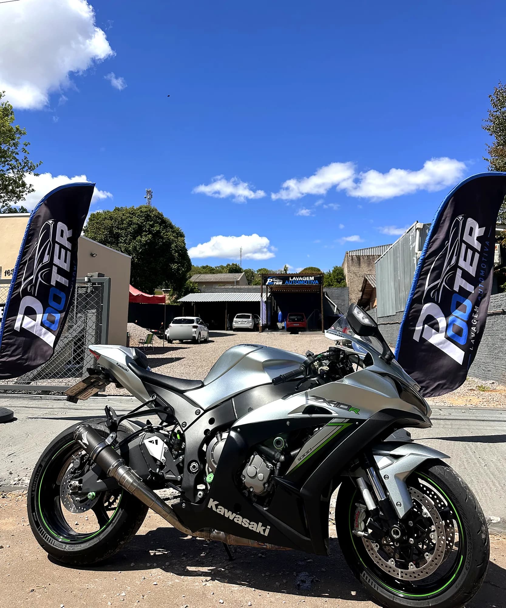 Lavagem de moto em Marau-RS: Kawasaki Ninja prata em frente à fachada da Pooter