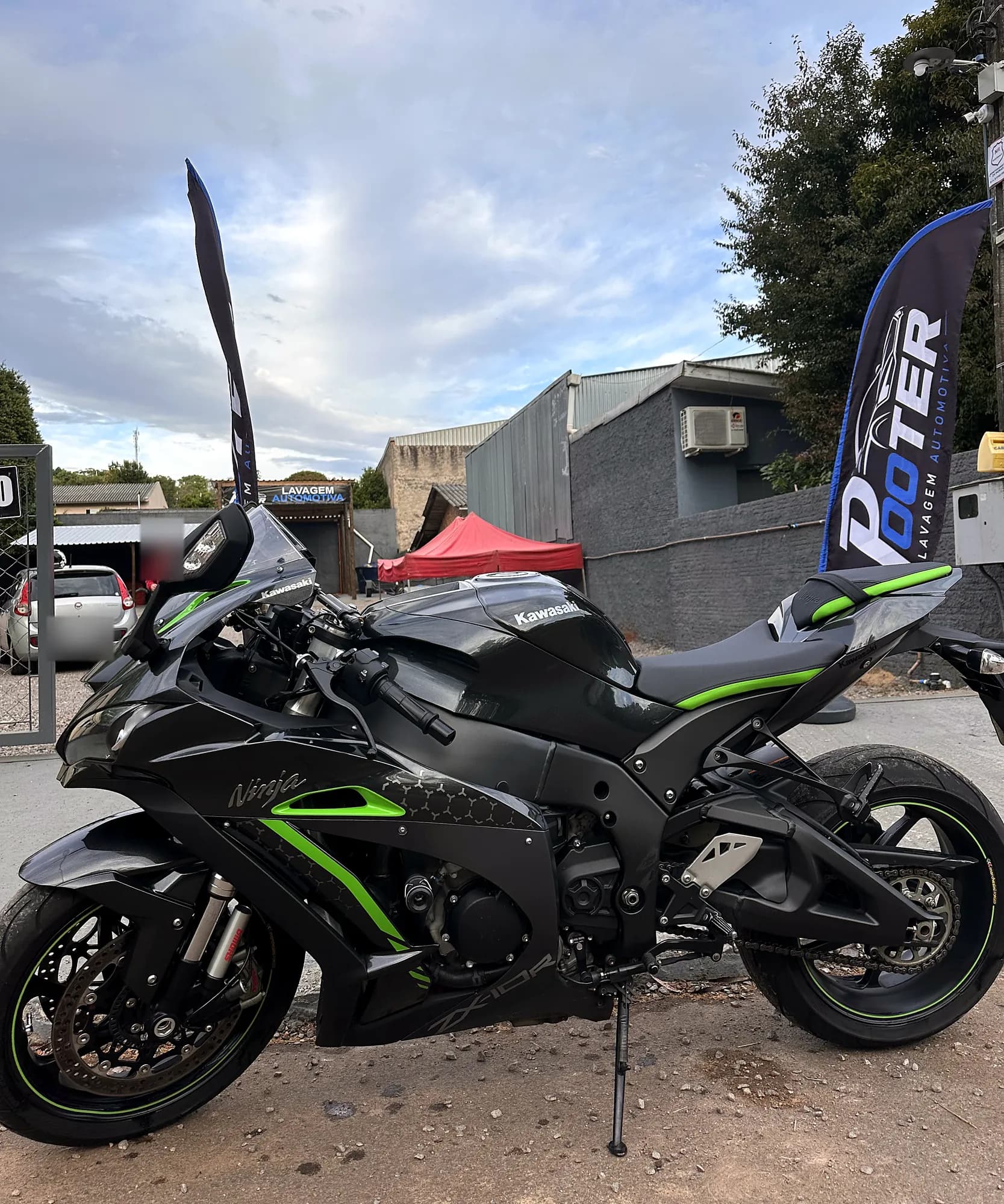 Kawasaki Ninja ZX-10R preta e verde limpa após lavagem de moto na Pooter, Marau-RS
