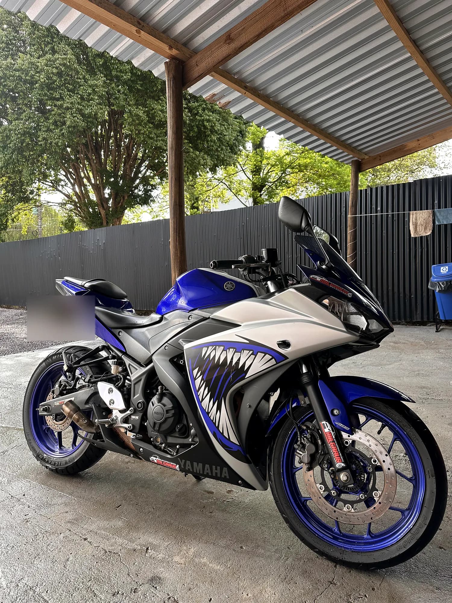 Yamaha R3 azul e prata limpa sob a cobertura do lava-rápido Pooter em Marau-RS