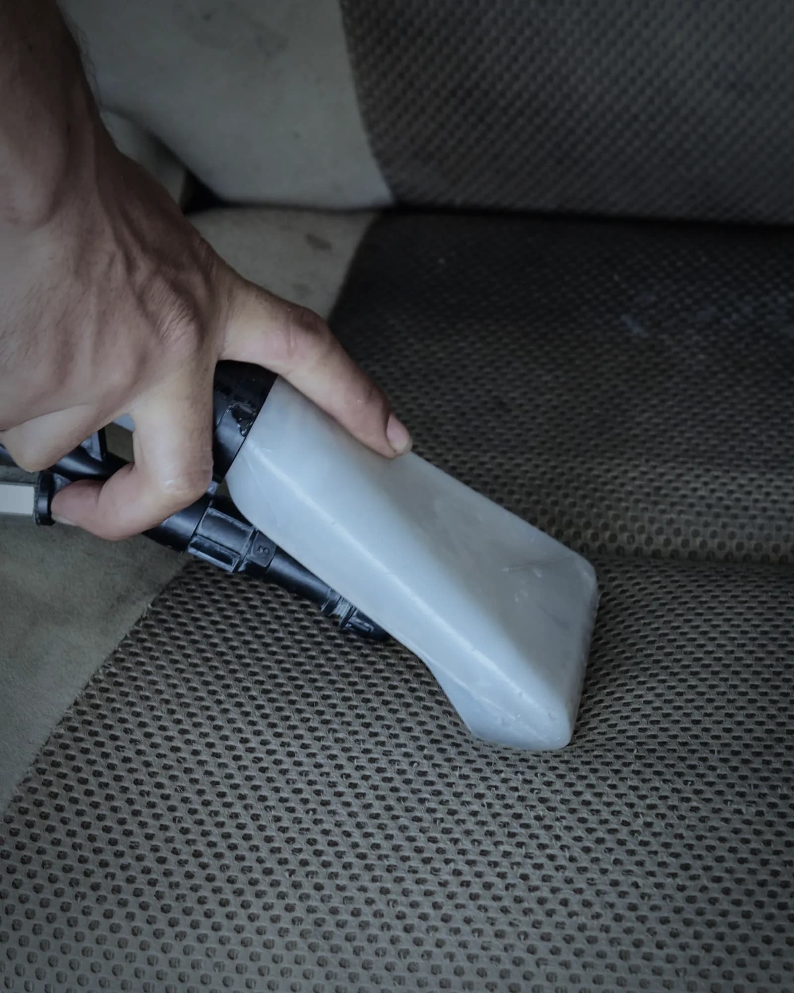 Extratora limpando a fundo o assento de tecido de um carro